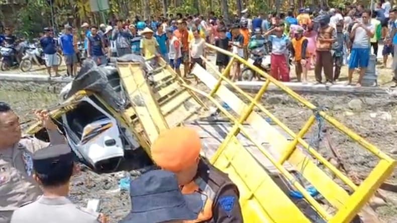 Tragis! Truk Garam Ditabrak Kereta Api di Ngawi, Sopir dan Penumpang Terpental dari Kabin