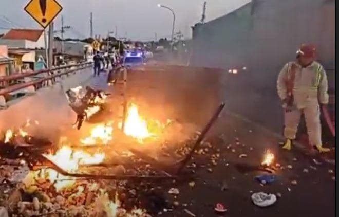 Tabrakan Beruntun 3 Kendaraan di Jembatan Ploso Jombang, 1 Tewas Motor Terbakar