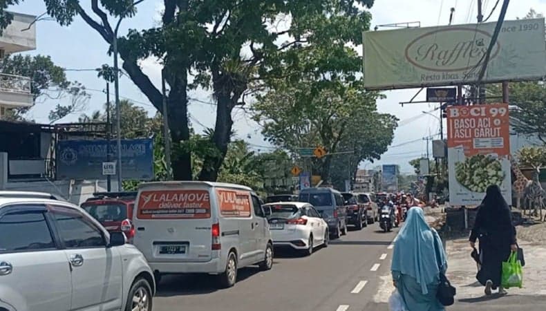 Penampakan Kepadatan Lalin di Puncak Bogor, Kendaraan Mengular dari Cisarua hingga Simpang Gadog