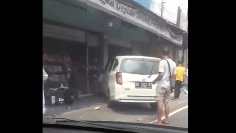 Kecelakaan di Wates, Mobil Oleng Tak Terkendali Tabrak Toko Oleh-Oleh dan 4 Motor