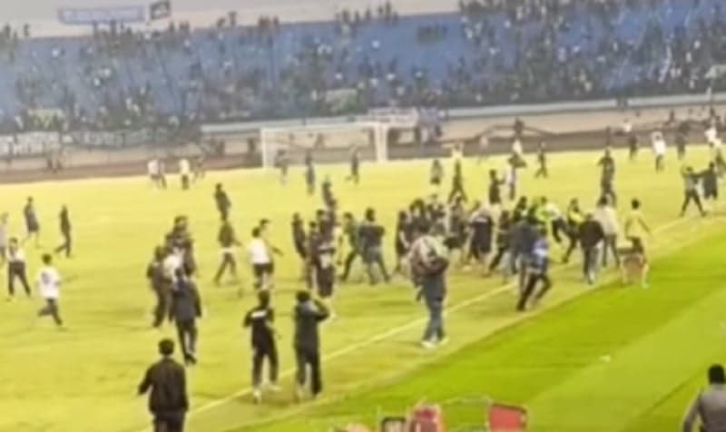 Duel Persib Vs Persija Berakhir Ricuh, Bobotoh Masuk Lapangan Serang Steward