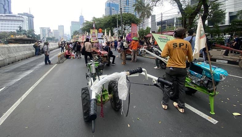 Demo Petani di Patung Kuda, Massa Long March Bawa Traktor hingga Gabah