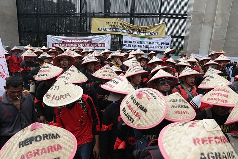 Ratusan Petani Pakai Topi Caping dan Bawa Sayuran Geruduk Gedung DPR