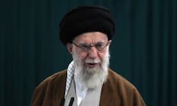 Pemimpin Iran Ayatollah Khamenei Muncul dari Persembunyian Jadi Khatib Salat Jumat, Ada Apa?