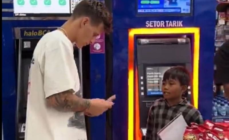 Viral Fabio Quartararo Beri Uang ke Bocah Mandalika usai Tarik Tunai di ATM