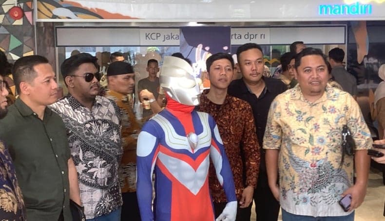 Unik, Anggota Dewan Jamaludin Malik Pakai Kostum Ultraman Jelang Pelantikan DPR