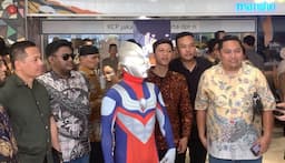 Unik, Anggota Dewan Jamaludin Malik Pakai Kostum Ultraman Jelang Pelantikan DPR