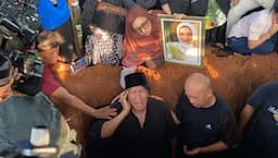 Tangis Ikang Fawzi Pecah saat Turun ke Liang Lahat Mengazankan Jenazah Marissa Haque