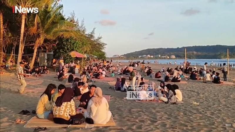 Viral Warkop Sunset di Pantai Barat Pangandaran, Nongkrong Ditemani Matahari Terbenam 