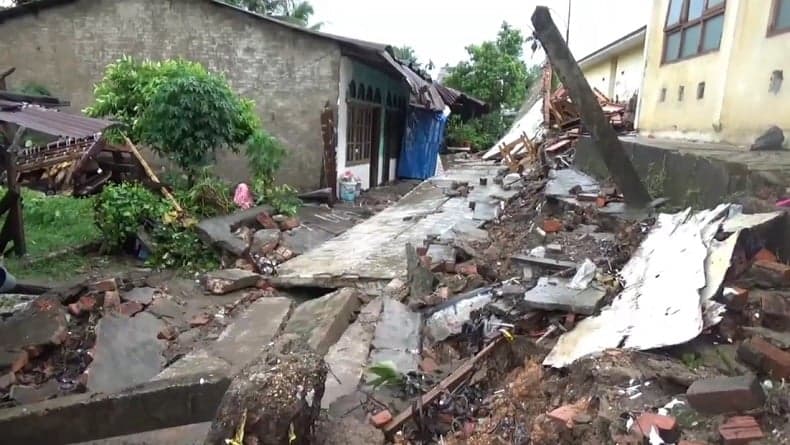 Pilu, Kakak Adik Korban Tembok Sekolah Ambruk di Jambi Dimakamkan Dalam Satu Liang Lahad