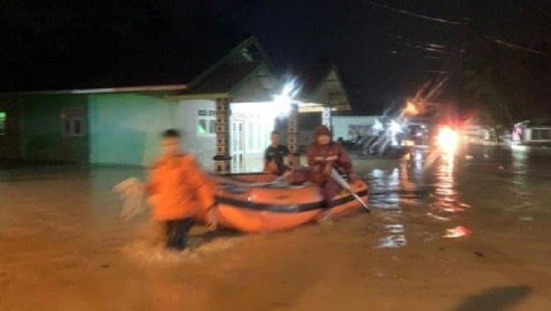 Banjir dan Tanah Longsor di Padang Pariaman, Ratusan Warga Mengungsi