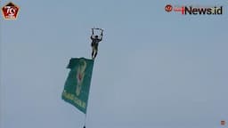 Aksi Terjun Payung Bentangkan 5 Bendera Besar di Langit Monas