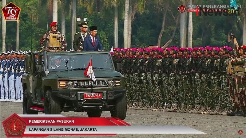 Momen Jokowi Cek Kesiapan Pasukan HUT ke-79 TNI Naik Maung Pindad