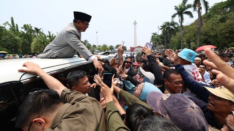 Momen Warga Berebut Salaman dengan Prabowo usai Upacara HUT ke-79 TNI