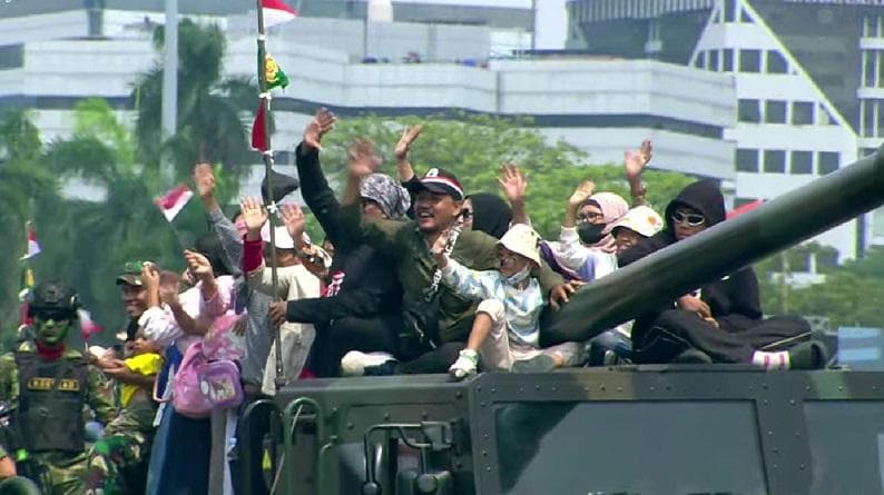 Keceriaan Warga Naiki Kendaraan Tempur saat Parade HUT ke-79 TNI di Monas