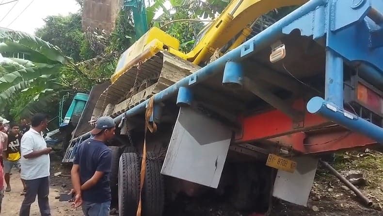 Truk Angkut Alat Berat Tabrak Sejumlah Kendaraan di Tanah Datar, 10 Orang Dilarikan ke 2 RS