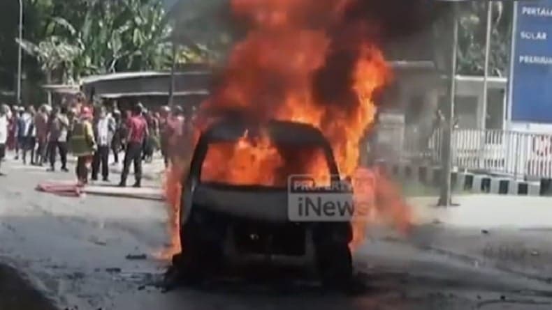 Toyota Avanza Hangus Terbakar di SPBU Patowonua, Sopir Dilarikan ke RS karena Luka Bakar