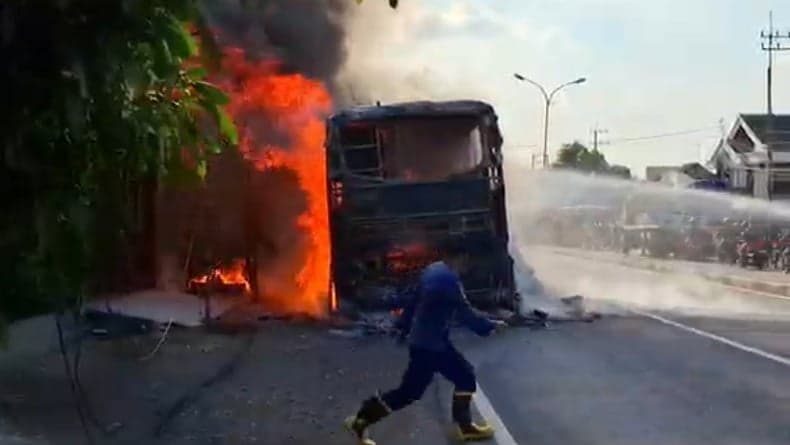 Bus Medali Mas Jurusan Malang-Jakarta Hangus Terbakar di Jalur Pantura Lamongan