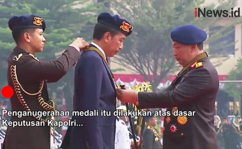 Jokowi Dianugerahi Medali Kehormatan Loka Praja Samrakshana dari Polri