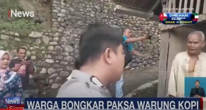 Emak-Emak Bongkar Paksa Warung Kopi Esek-Esek di Padang