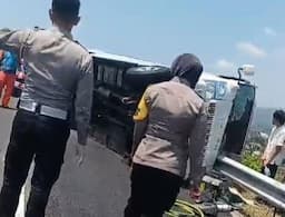 Kecelakaan Maut Minibus Rombongan Santri Terguling di Tol Ungaran, 4 Tewas 12 Luka