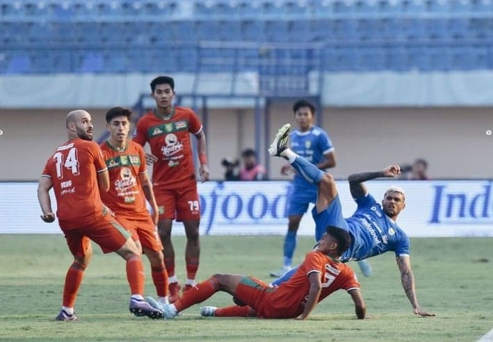 Hasil Liga 1:  Edo Febriansah Cetak Gol Tendangan Roket, Persib Hajar Persebaya