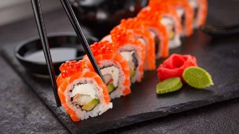 Erina Gudono Makan Omakase Sushi hingga Sashimi usai Melahirkan, Gak Bahaya Ta? 