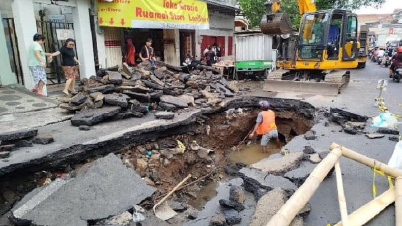 Terungkap, Ini Penyebab Jalan Protokol di Malang Ambles 2 Meter Lebih