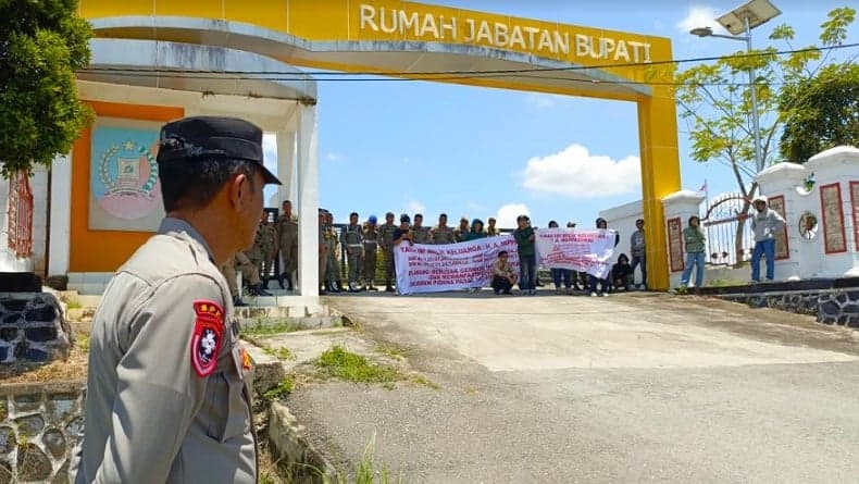 Ahli Waris Segel Rumah Jabatan Bupati Konawe Selatan, Tuntut Ganti Rugi Lahan