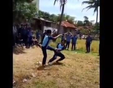 Viral 2 Siswa SMP di Garut Duel ala Tarung Bebas Disaksikan Teman Sekolah