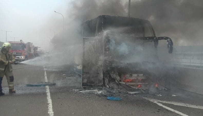 Ngeri, Bus Pariwisata Angkut 58 Anak TK Kebakaran di Tol Wiyoto Wiyono