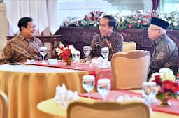 Tawa Canda Jokowi, Prabowo dan Maruf Amin saat Makan Siang Bersama