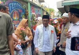 Berkunjung ke Pasar&nbsp;Bunga Rawa Belong, Suswono Bagikan Bunga ke Wartawan dan Emak-Emak