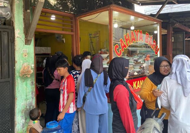 Jumat Berkah, Relawan RIDO Bagikan 100 Paket Nasi Padang ke Warga Kemayoran&nbsp;