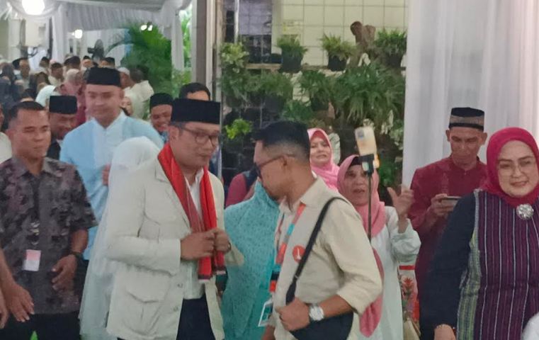 Ridwan Kamil Diserbu Ibu-ibu Srengseng Sawah Jaksel saat Hadiri Acara Maulid Nabi