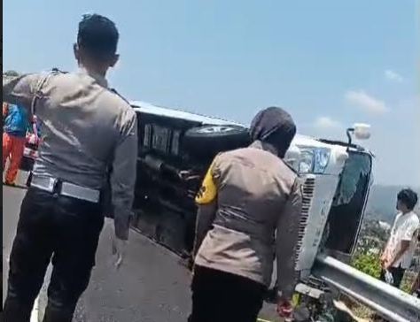 Mini Bus Angkut Rombongan Santri Terguling di Tol Ungaran, 4 Tewas