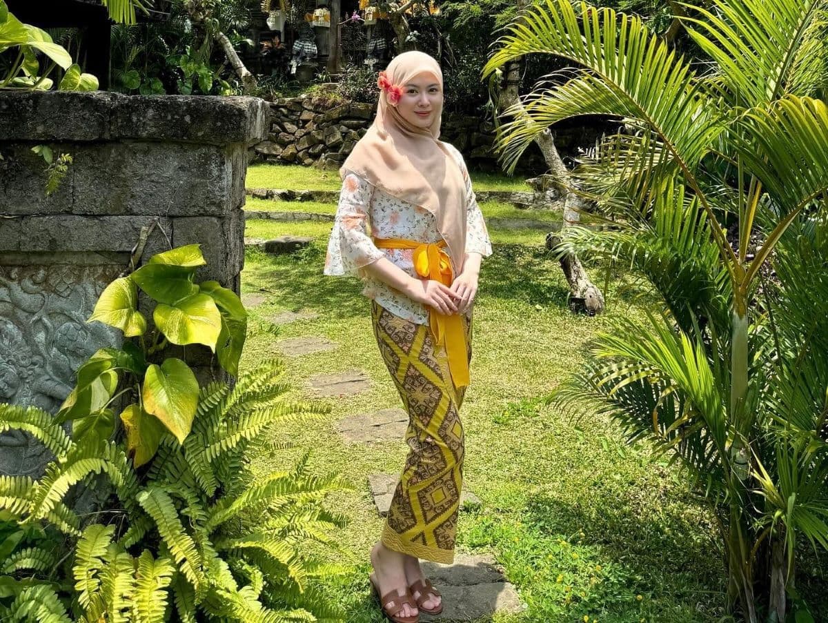 Potret Ayana Moon Tampil Bak Gadis Bali Versi Muslimah