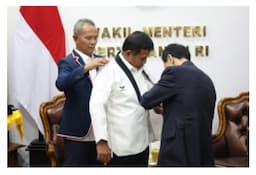 Wamenhan Herindra Terima Penyematan Kehormatan Sabuk Hitam dari Taekwondo Indonesia