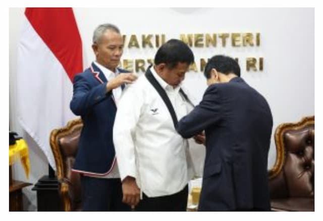 Wamenhan Herindra Terima Penyematan Kehormatan Sabuk Hitam dari Taekwondo Indonesia