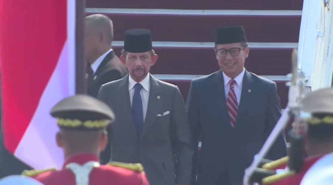 Hadiri Pelantikan Prabowo-Gibran, Sultan Brunei Darussalam Tiba di Indonesia