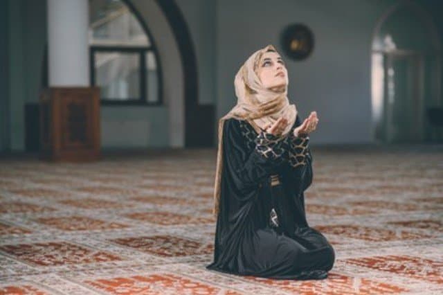 Kisah si Cantik Silvi Masuk Islam Usai Lihat Pria Idamannya Sholat dan Mengaji