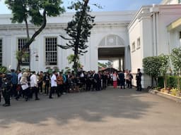 Jelang Pelantikan Menteri-Menteri Prabowo Tiba di Istana, Dasinya Biru Muda