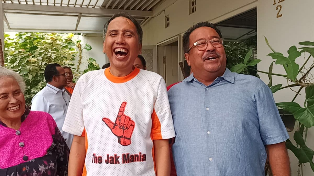 Jenguk Gugun Gondrong di Pasar Minggu, Rano Karno: Jakmania Jangan Lupa Sama Pendiri&nbsp;