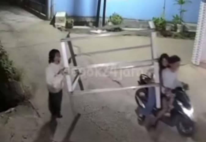 Viral Aksi 3 Remaja Gotong Tiang Jemuran Tetangga di Depok, Polisi Turun Tangan