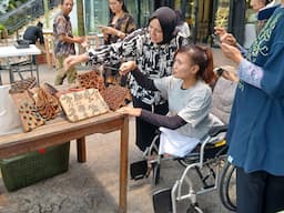 Perempuan Disabilitas dari Keluarga Prasejahtera Dilatih Membatik