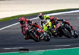 Marco Bezzecchi Belum Minta Maaf Usai Menabrak, Maverick Vinales Geleng-Geleng Kepala Lihat Sikap Murid Valentino Rossi