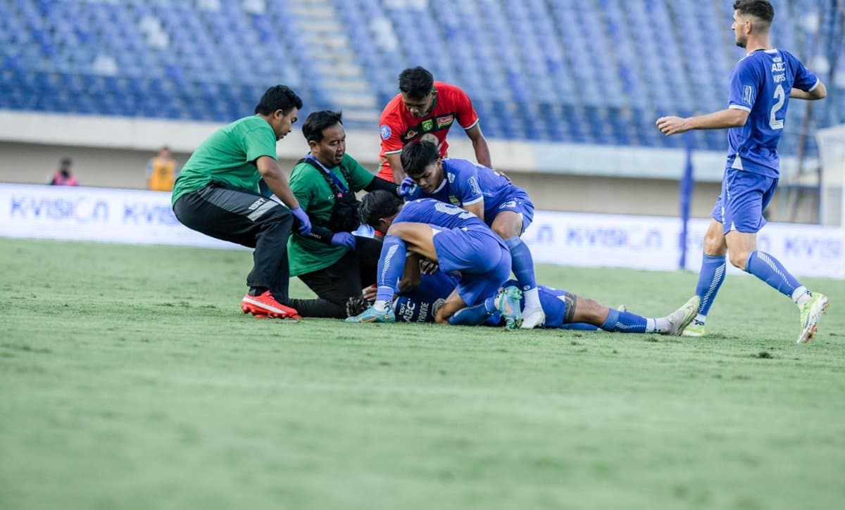 Momen Heroik Tim Medis Persebaya Surabaya Bantu Gelandang Persib Bandung Tyronne Del Pino yang Kolaps di Lapangan