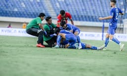 Momen Heroik Tim Medis Persebaya Surabaya Bantu Gelandang Persib Bandung Tyronne Del Pino yang Kolaps di Lapangan