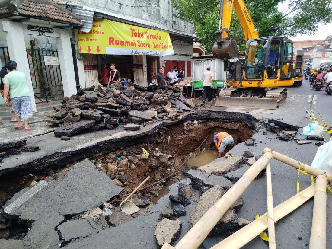 Jalan Protokol Malang Ambles Sedalam 2 Meter Usai Diguyur Hujan Deras Tiga Jam Lebih