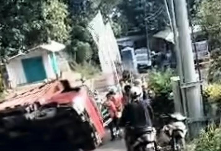 Tak Kuat Nanjak, Truk Timpa Pikap di Cariu Bogor